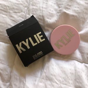 Kylie Cosmetics Loose Powder in “Yellow”